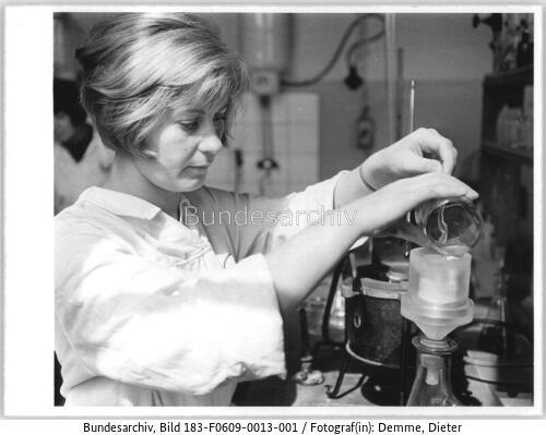 Erfurt, Chemieingenieurin Topp mit Labortrichter