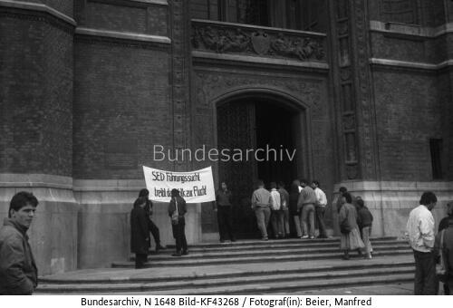 Berlin-Mitte, Rotes Rathaus, Anti-SED-Transparent