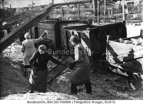 Berlin, Trümmerfrauen vor Loren