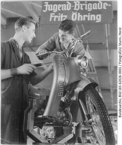 Suhl, Fahrzeug- und Gerätewerk, Arbeiter bei Rollermontage
