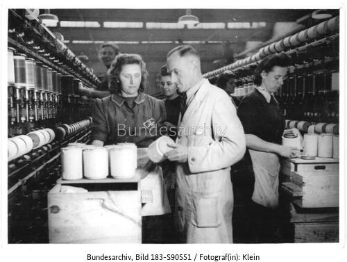 Arbeiterinnen an Etagenzwirnmaschine
