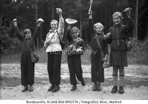 Bei Strausberg, Schüler mit Pilzen