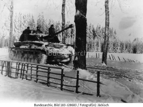 Ardennenoffensive, Soldaten auf Panzer aufgesessen