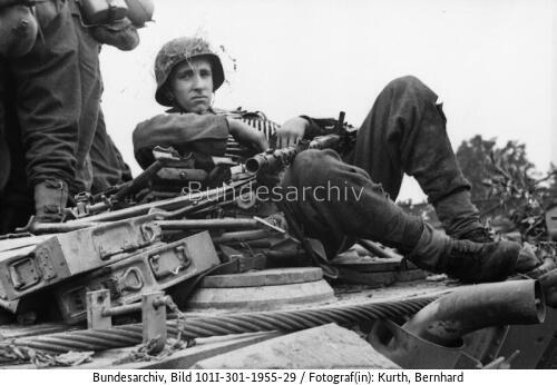 Nordfrankreich, Infanterist auf Panzer
