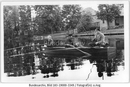 Berlin, Angler auf Boot