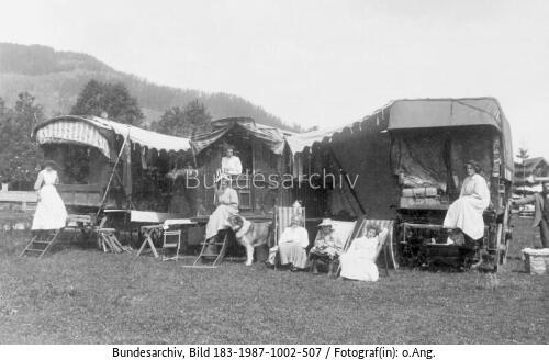 Oberammergau, Frauen vor Wohnwagen