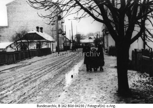 <span class="match">Rowno</span>, Juden auf dem Weg zur Sammelstelle