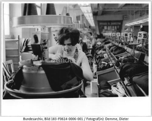 Apolda, VEB Strick- und Wirkwaren, Arbeiterin an Kettelmaschine