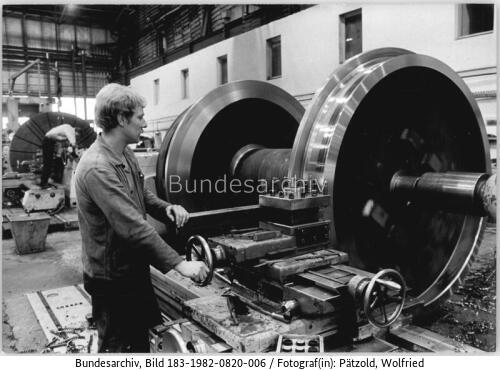 Schwerin, Klement-Gottwald-Werk, Dreher an Fischereiwindetrommel