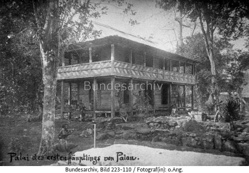 Palauinseln, Häuptlingsfamilie vor ihrem Wohnhaus