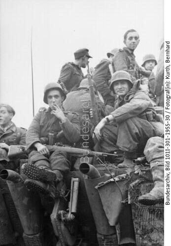 Nordfrankreich, Soldaten auf Panzer