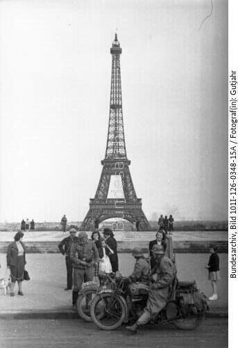Paris, Kradschützen vor dem Eiffelturm