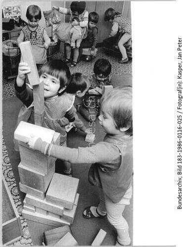 Weida, Kindergarten, Kinder mit Bausteinen