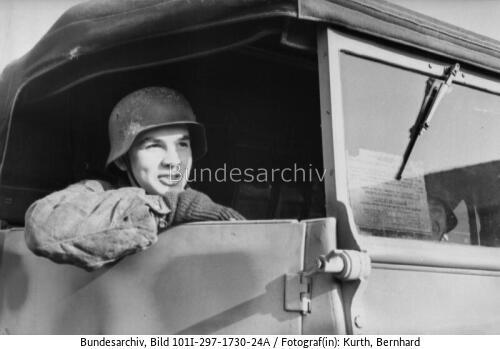 Belgien, Eeklo, Soldat im Kfz