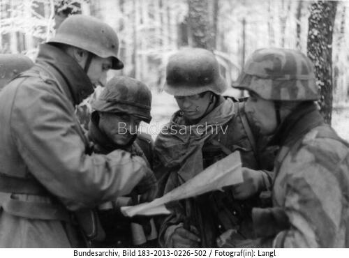 Ardennenoffensive, Soldaten bei Lagebesprechung