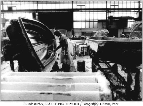 Berlin, Yachtwerft, Bootsbauer an Bootskörper