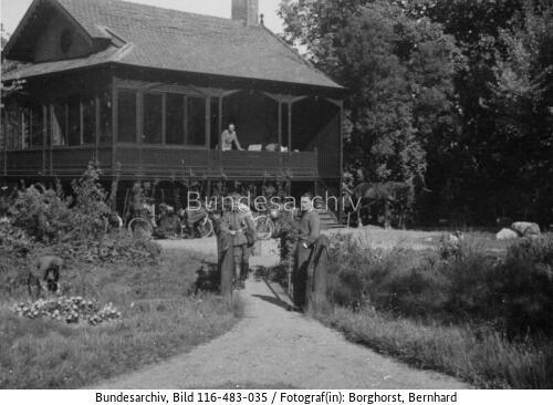 Holland, bei Rotterdam, Soldaten vor Holzhaus