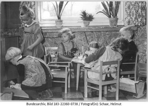 Zeulenroda, Kindertagesstätte, Kinder mit Puppen