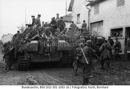 Nordfrankreich, Panzer V (Panther) mit Infanterie