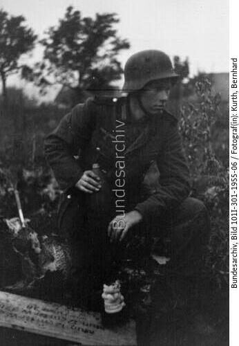 Nordfrankreich, Soldat mit Munition
