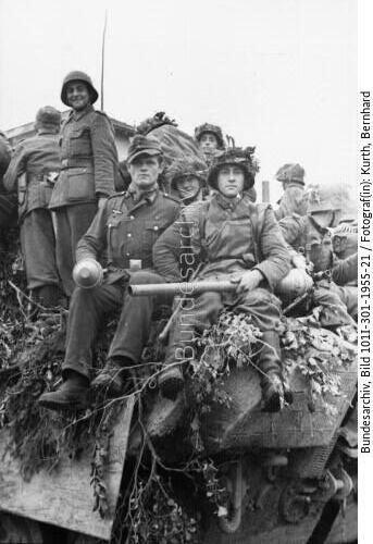 Nordfrankreich, Panzer V (Panther) mit Infanterie