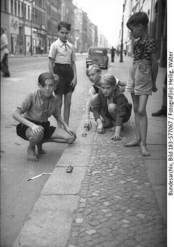 Berlin, Kinder beim Spielen