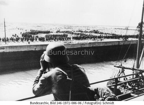 Frankreich, Dünkirchen, Kriegsgefangene im Hafen