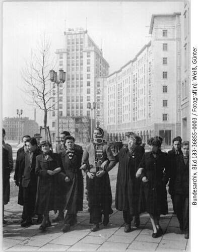 Berlin, Stalinallee, Jugendliche bei Besichtigung