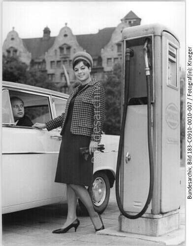VEB Leipziger Bekleidungswerke, Model an Tankstelle