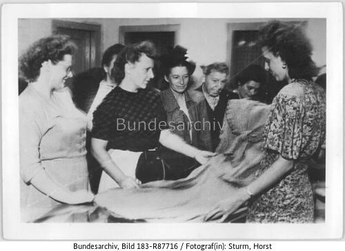 Berlin, Warenhaus, Frauen mit Kleid