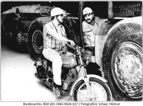 Merkers, Kaliwerk, Arbeiter an Transportfahrzeug und auf Motorrad