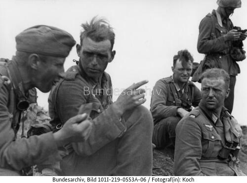 Russland, bei Pokrowka, erschöpfte Soldaten