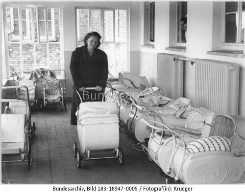 Stalinstadt, Krippe, Kinderwagen