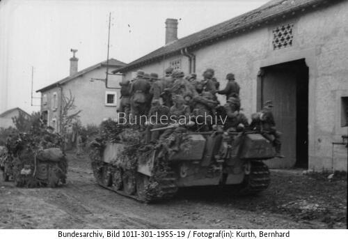 Nordfrankreich, Panzer V (Panther) mit Infanterie