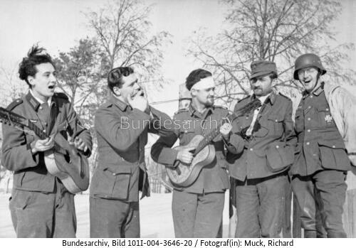 Russland, Kessel von Cholm, musizierende Soldaten