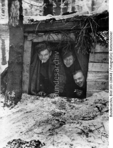 <span class="match">Ardennen, Männer der Waffen-SS im Holzbunker</span>