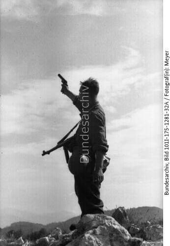 Balkan, Griechenland, Soldat mit Leuchtpistole