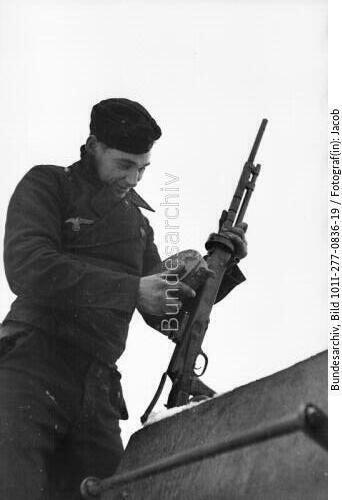 Russland, Panzersoldat mit MG