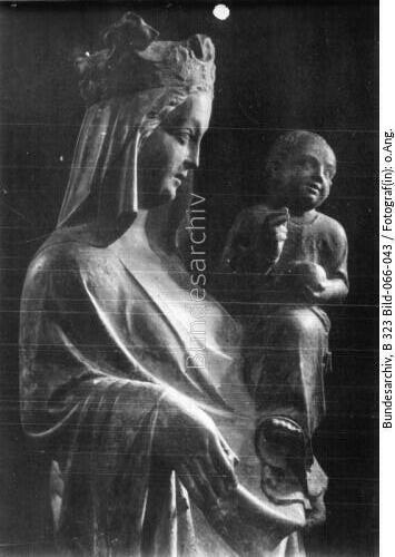 Steinskulptur, Madonna mit Kind auf dem Arm