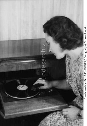 Berlin, Frau mit Schallplatte