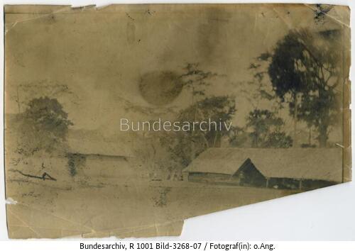 Kamerun, Jaunde-Station, Wohnhaus und Schuppen