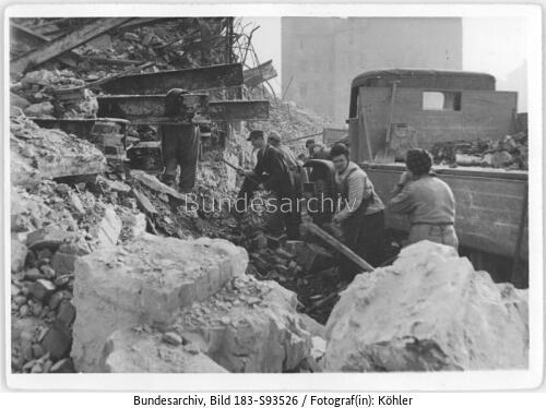 Berlin, Karl-Marx-Allee, Enttrümmerungsarbeiten