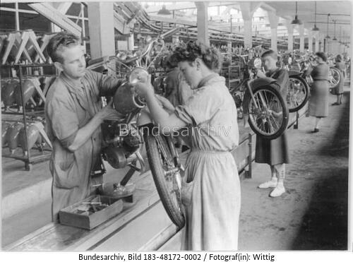 Suhl, Fahrzeug- und Gerätewerk, Monteur an Mopedfließband