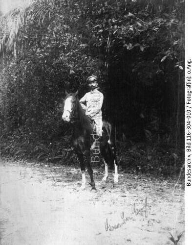 Kamerun, bei Douala, Sekretär Gruß zu Pferd