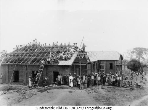 Kamerun, Dachdeckarbeiten