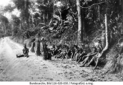 Kamerun, Träger bei Pause