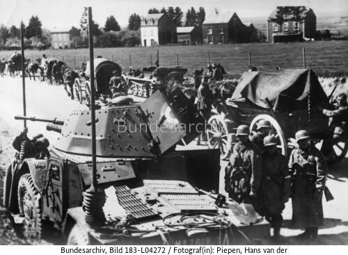 Belgien, Soldaten vor erbeutetem Panzer