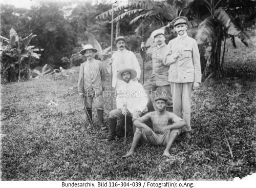 Kamerun, bei Buea, Unter Bananen
