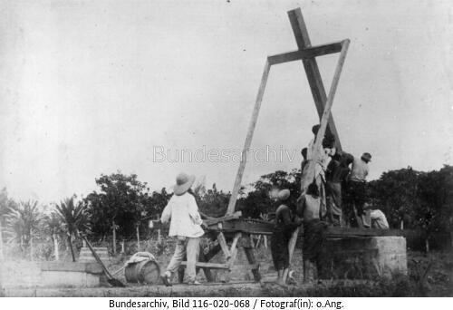 Kamerun, Errichten eines Kreuzes