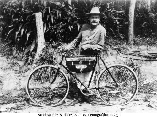 Kamerun, Pallottiner mit Fahrrad